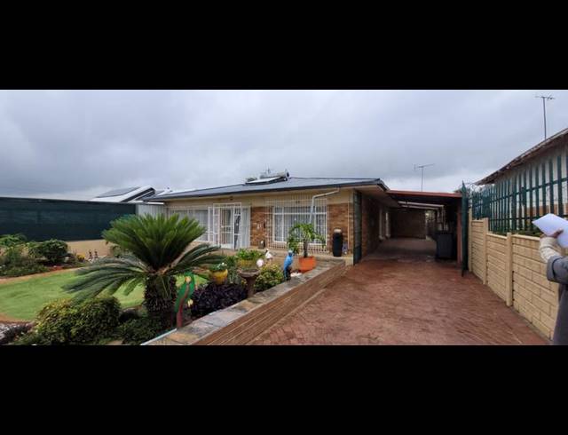 3 BEDROOM HOUSE FOR SALE IN SOUTH CREST